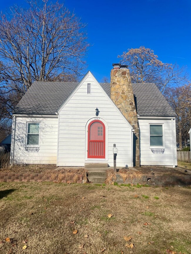 Building Photo - 1247 E University St