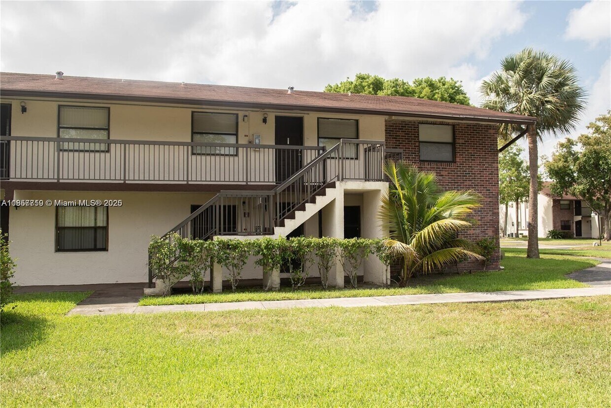 Foto principal - 6040 Shaker Wood Cir