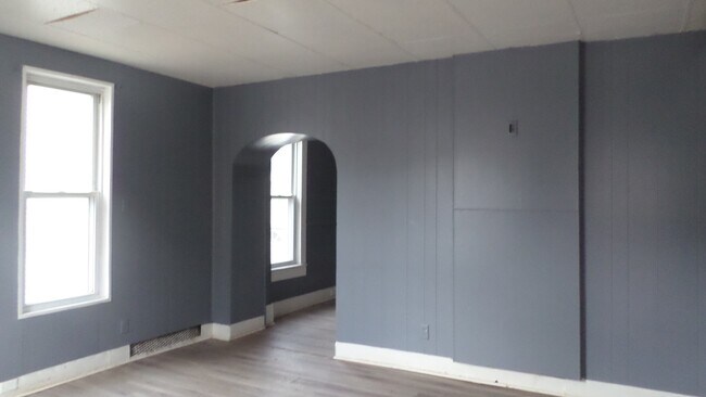Building Photo - 839 Morton St