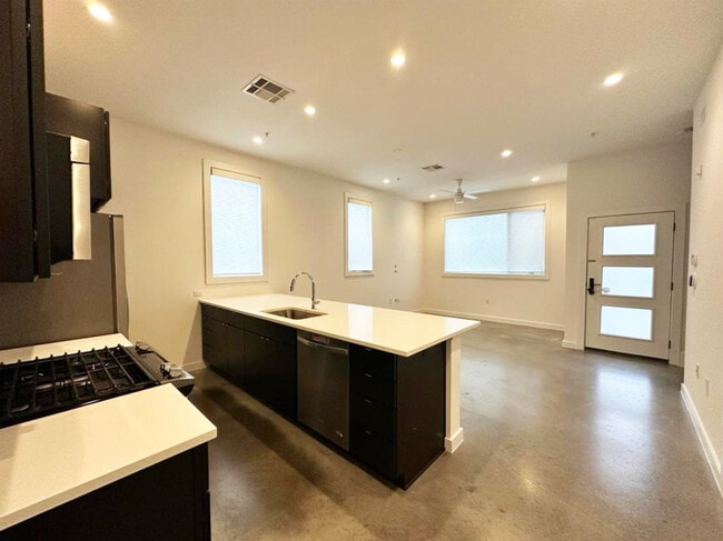 Foto del edificio - 1931 E 38th 1/2 St