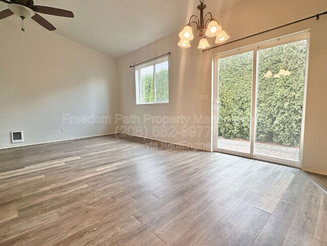 Foto del edificio - 2648 Iago St