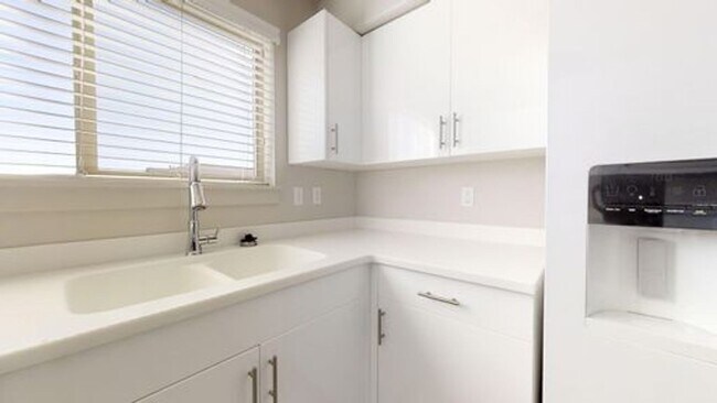 Foto del edificio - CUTE 2 BED 1 BATH OREM CONDO FOR RENT