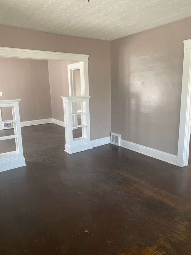 Building Photo - 10012 Manor Ave