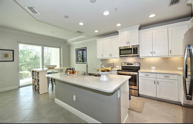 Kitchen Island - 6977 Avalon Cir