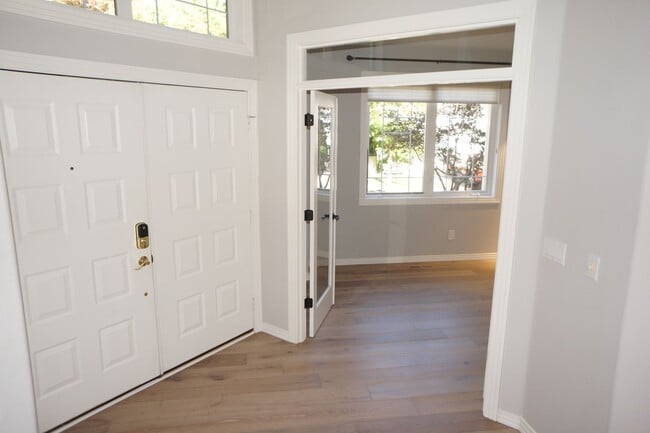 Building Photo - NW Portland Forest Heights Gem!