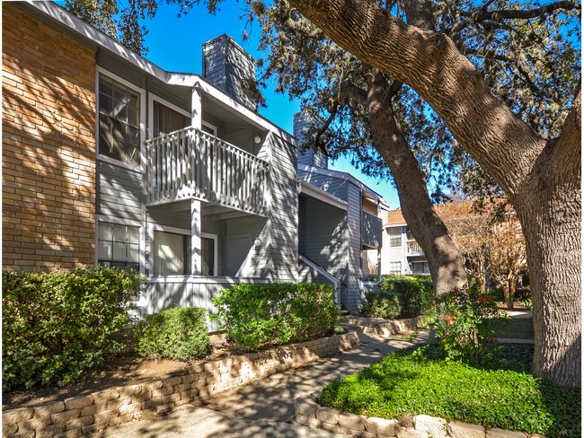 Lovely Oak Trees - Stoneleigh Apartments