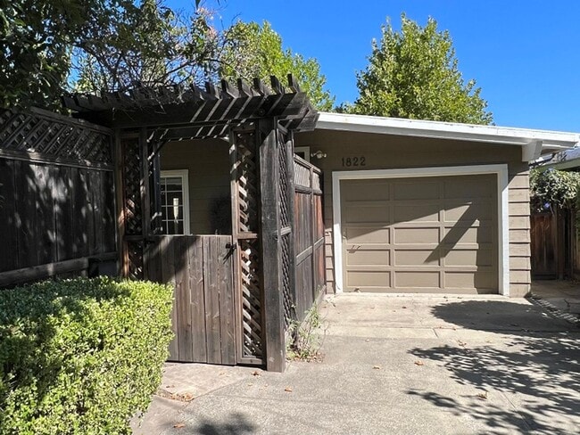 Building Photo - Adorable Two Bedroom Calistoga Home