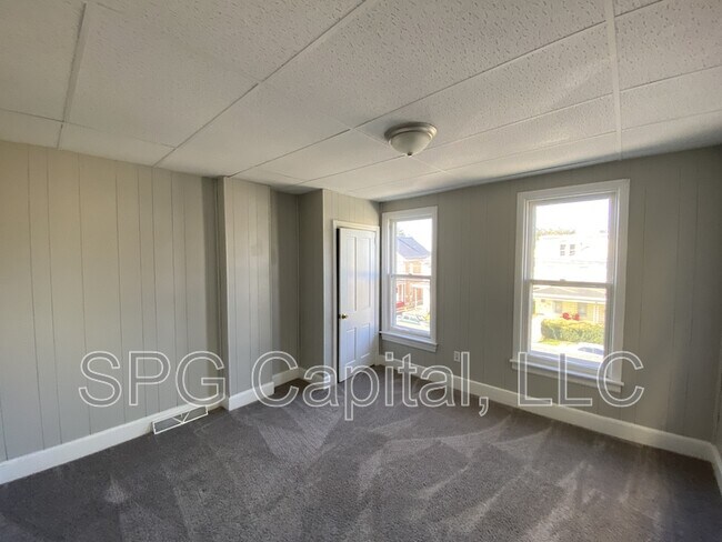 Building Photo - 556 S 2nd St