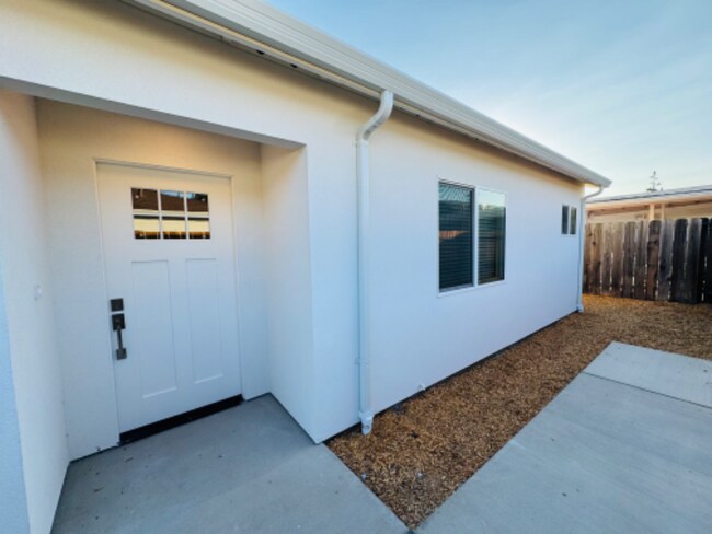 Building Photo - 5037 Kenmore Dr