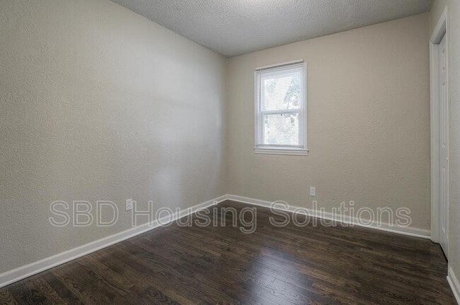 Foto del edificio - 17250 Montgall Dr