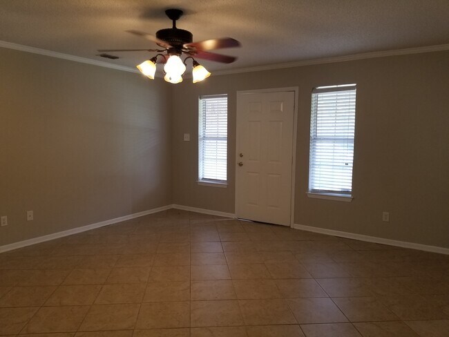 Building Photo - 423 Woodridge Dr