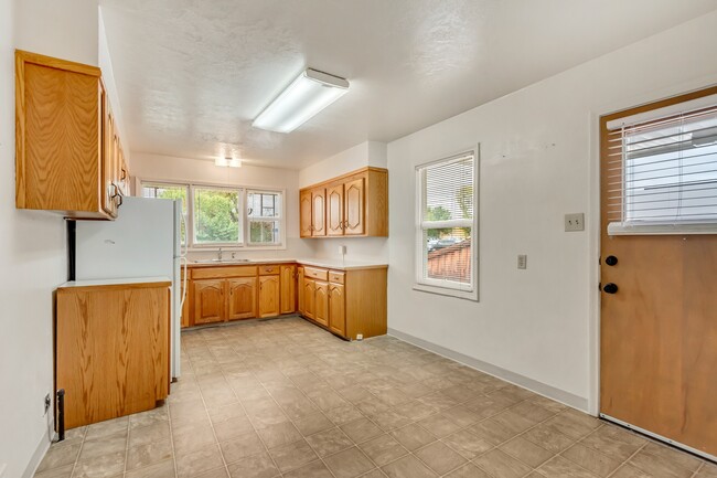 Building Photo - 35 E 600 N