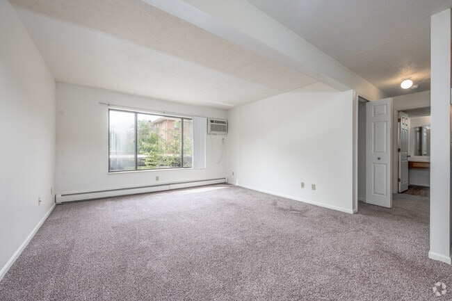 1BR, 1BA - 715SF - Living Room - Ashton Lake Apartments