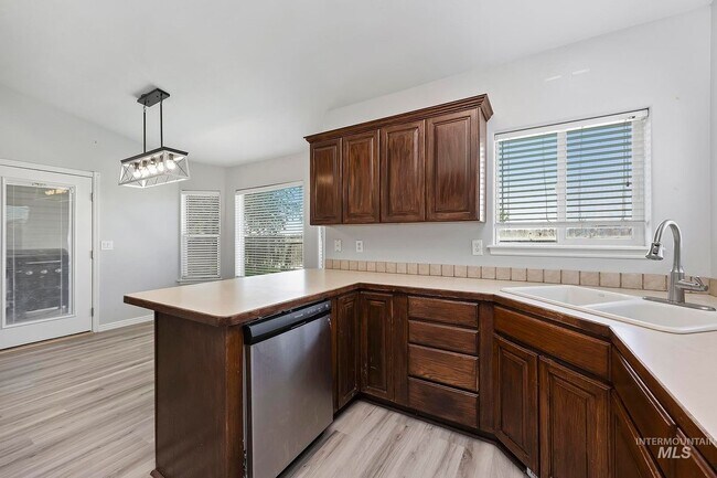 Foto del edificio - 1030 Caswell Ave W