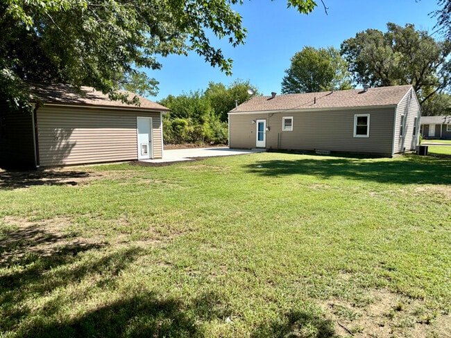 Building Photo - 817 N Clara St
