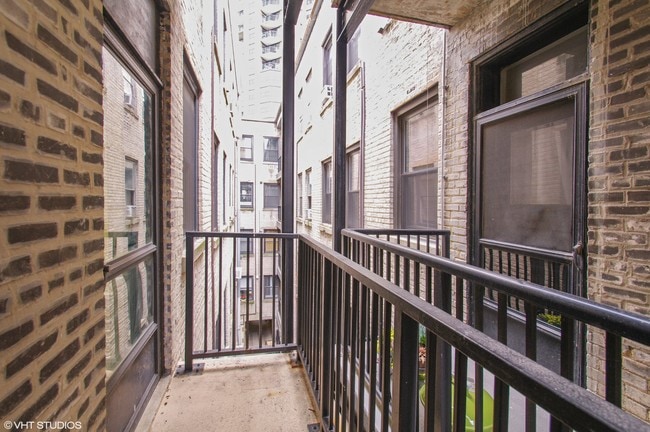 Building Photo - 630 W Waveland Ave