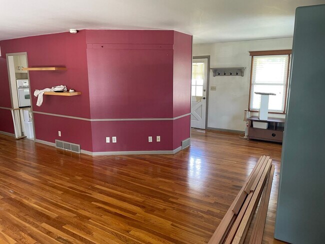 Building Photo - AVAILABLE NOW!  4 Bedroom House on Melrose...