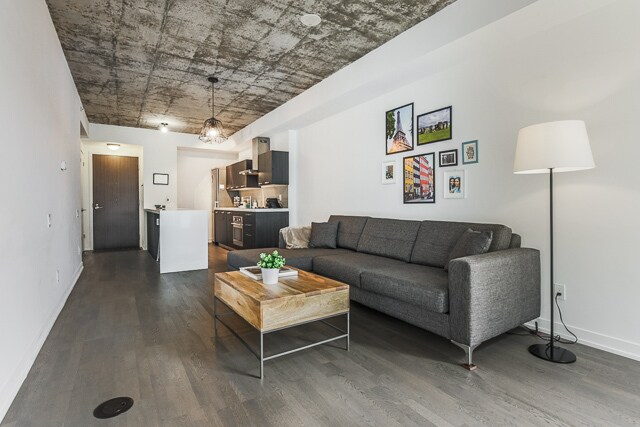 Photo du bâtiment - 560-560 King St W