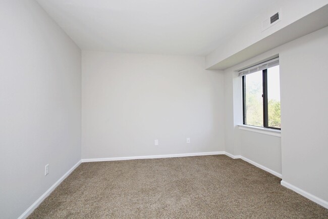 Building Photo - Four Seasons Condo Near Rt 29 Shopping & D...