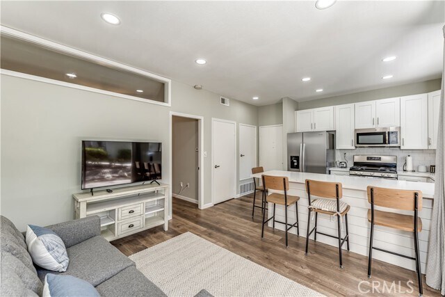Foto del edificio - 10560 Lakeside Dr N