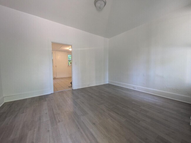 Foto del edificio - 325 E Church St