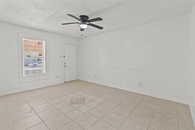 Foto del edificio - 317 E B St