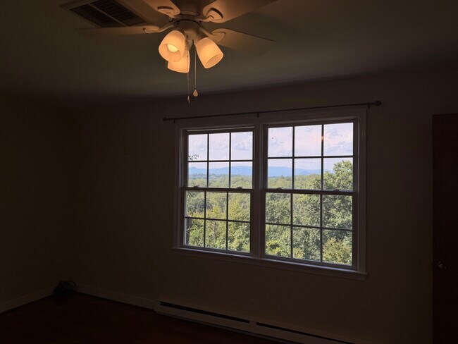 Foto del edificio - 596A Reservoir Ridge Rd