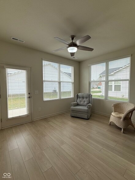 Building Photo - 4879 Larkspur Dr