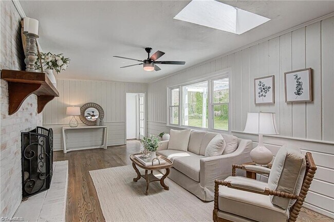 Foto del edificio - 1145 Twin Oak Dr