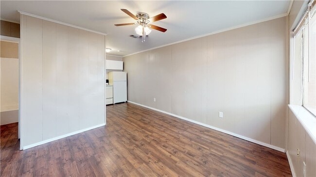 Building Photo - 204 Lynn Dr