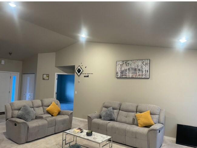 Building Photo - Spacious 3 bedroom/2 bathroom/2 car garage...