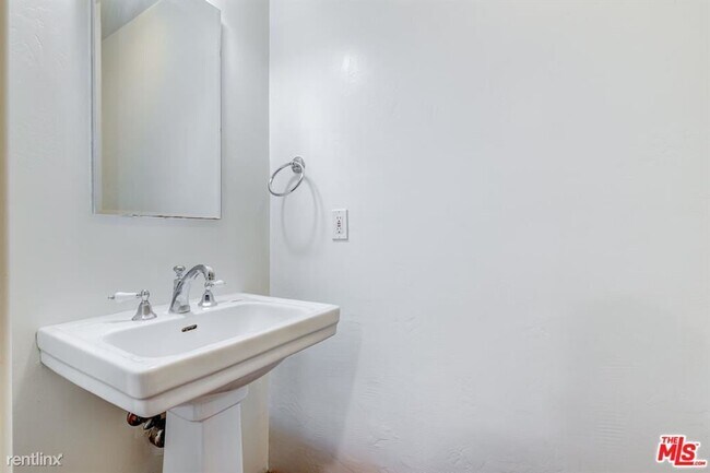 Building Photo - 1 br, 1.5 bath Townhome - 1414 N Harper Av...