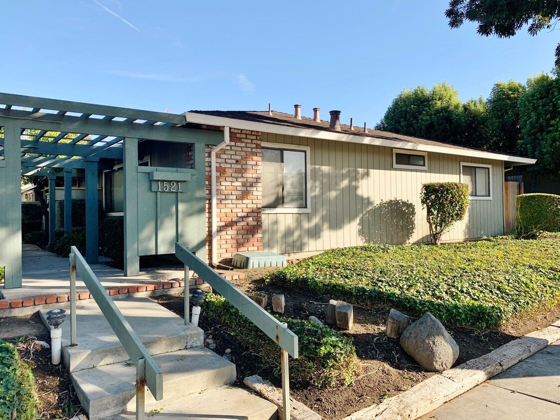 1521 Highland Dr Unit A, Hollister, CA 95023 Room for Rent in