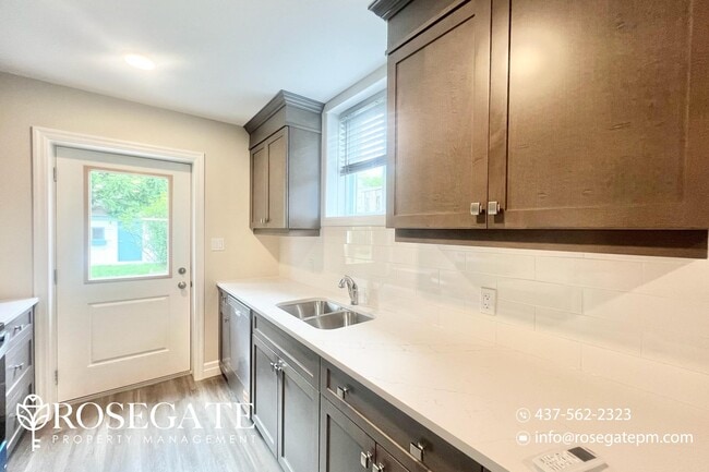 Building Photo - Bright 1 Bed 1 Bath Apartment in Central K...