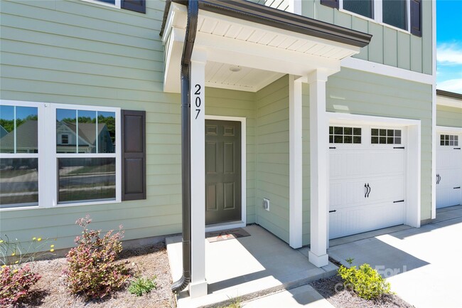 Building Photo - 207 Aspire Cir