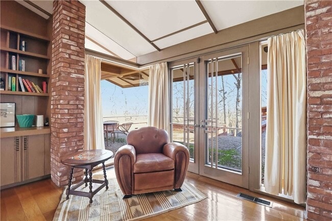 Photo - 951 Pembroke Rd House