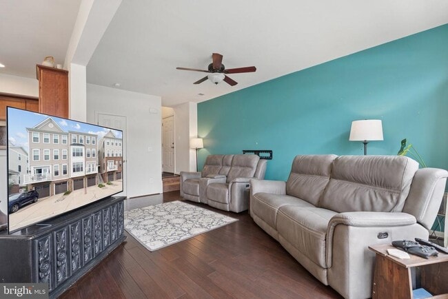 Building Photo - 42227 Canary Grass Square