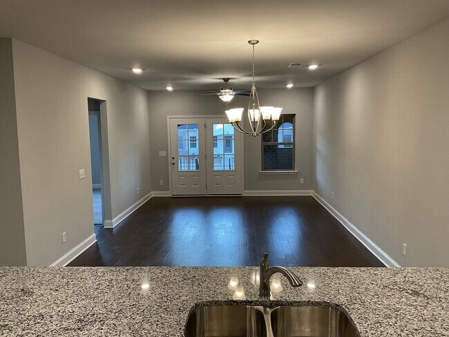 Foto del edificio - Like New Townhome With 3 Beds, 3 Bath & 2 ...