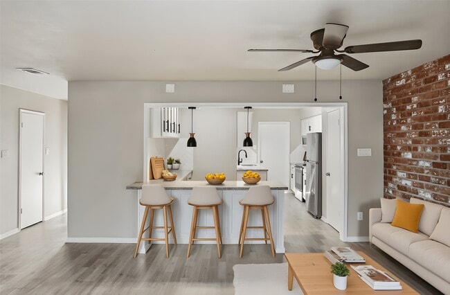 Foto del edificio - 14545 Misty Meadow Ln