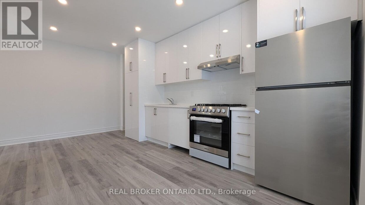 Photo principale - 1150 Woodbine Ave