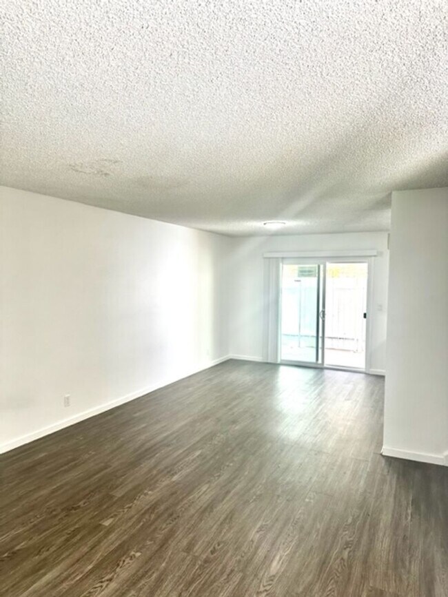 Building Photo - MOVE IN SPECIAL 1/2 OFF FIRST MONTHS RENT!