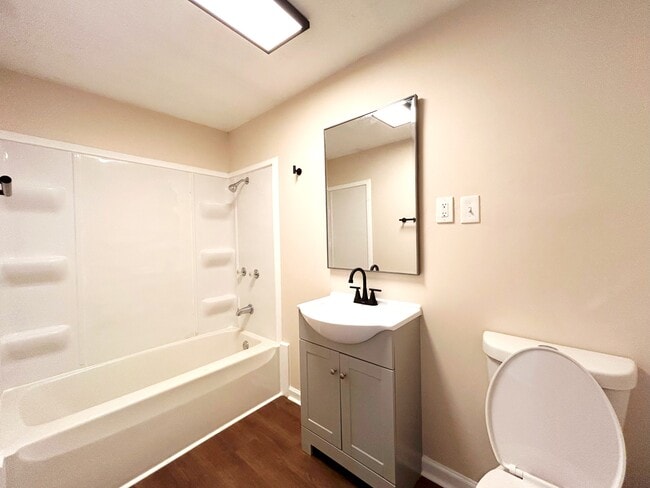 Full Bathroom - 107 S Buchanan St