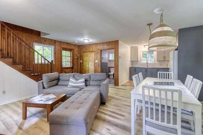 Building Photo - 1698 Rue Principale