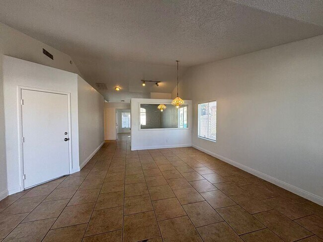 Building Photo - GR8 SINGLE-STORY HOME