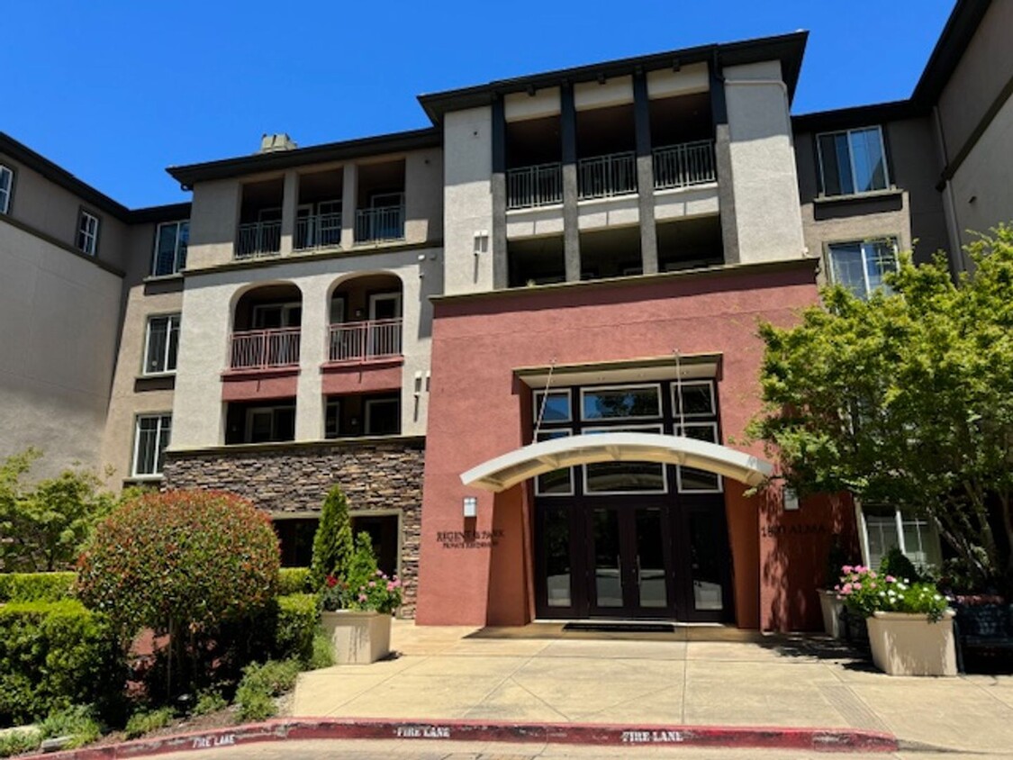 Foto principal - Beautiful 3 bedroom single level condo-Reg...