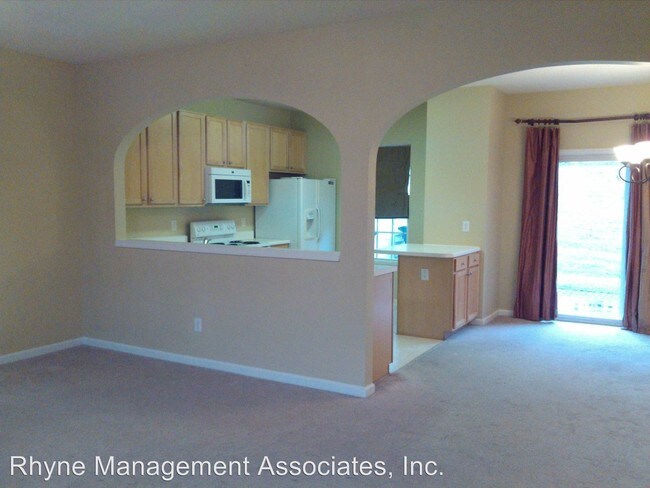 Building Photo - 215 Walnut Woods Dr