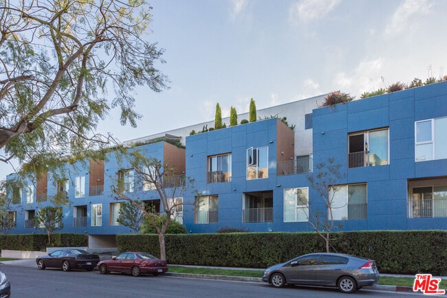 Building Photo - 855 N Croft Ave