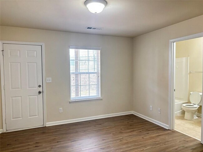 Building Photo - 2215 Landing Walk Dr