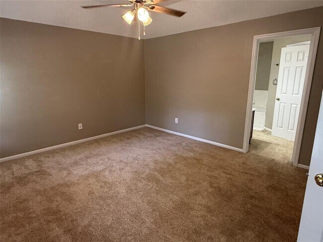 Foto del edificio - 3810 Babbling Creek Dr