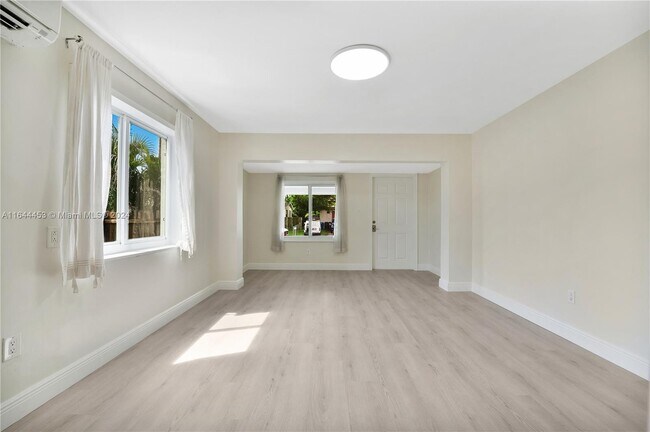 Foto del edificio - 6412 Meade St